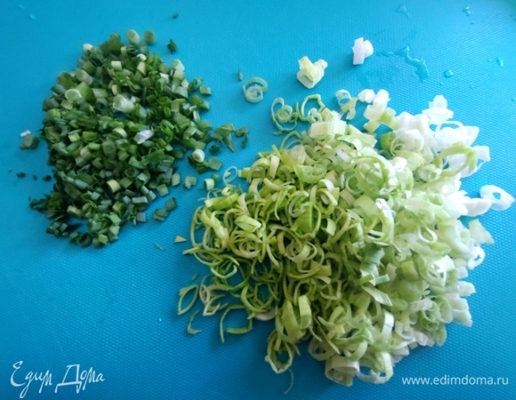 Затем мелко нарезать.
