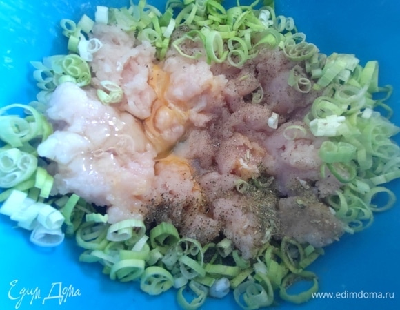 Пересыпать к фаршу лук-порей, а также яйцо со специями.