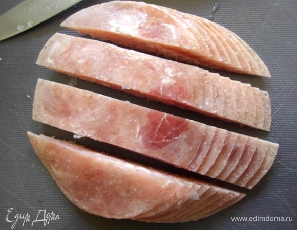 Ветчину в пластинках нарезать произвольно.