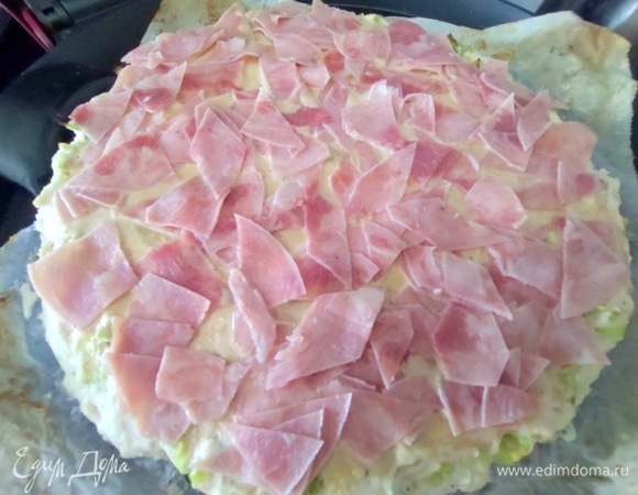 Нанести слоем на соус-намазку.