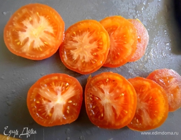 Помидоры нарезать шайбочками.