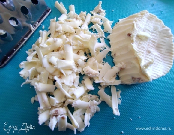 Сыр натереть (у меня подмороженный бри). 