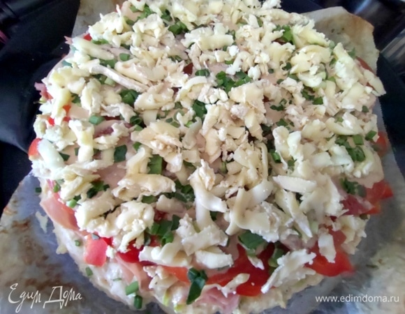 Посыпать сверху сыром.