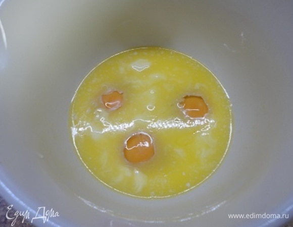 Смешайте венчиком растопленное сливочное масло с молоком и яйцами. В теплой воде растворите мед, соль и сахар.