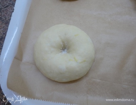 Большие выложите на противень и большим пальцем в тесте продавите центр до дна.