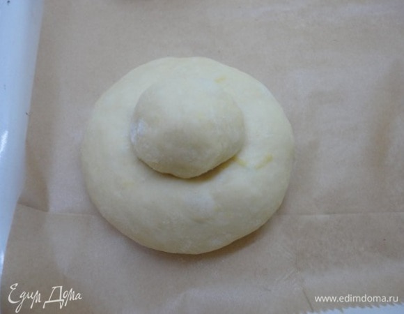 В образовавшуюся ямочку вложите маленький шарик «хвостиком» вниз.