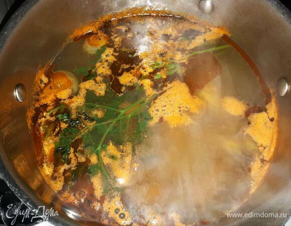 Затем влейте бульон, добавьте петрушку, доведите до кипения и проварите минут 10. Затем процедите его.