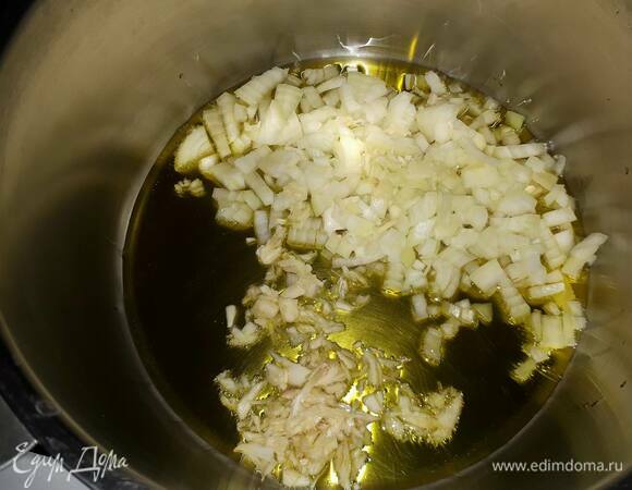 Нарежьте лук и чеснок и обжарьте в другой кастрюле.