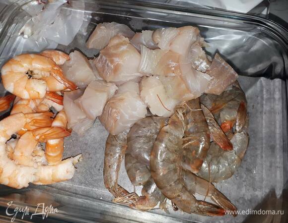 Подготовьте морепродукты: мидии тщательно вымойте и удалите раскрытые и сломанные, нарежьте рыбу кубиками, промойте гребешки.