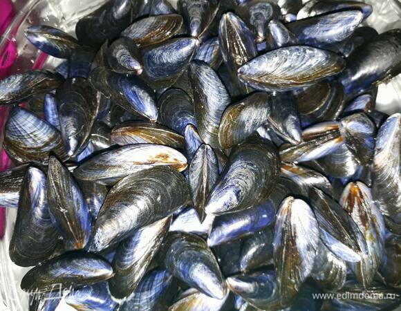 Выложите мидии в кастрюлю, влейте вино и немного бульона, чтобы мидии были немного покрыты жидкостью. Добавьте несколько веточек петрушки, накройте крышкой и оставьте на медленном огне на 15 минут.