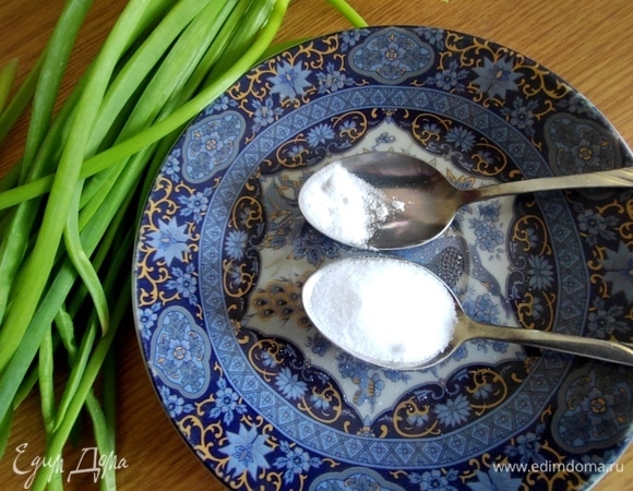 В горячей воде размешать соду и соль.