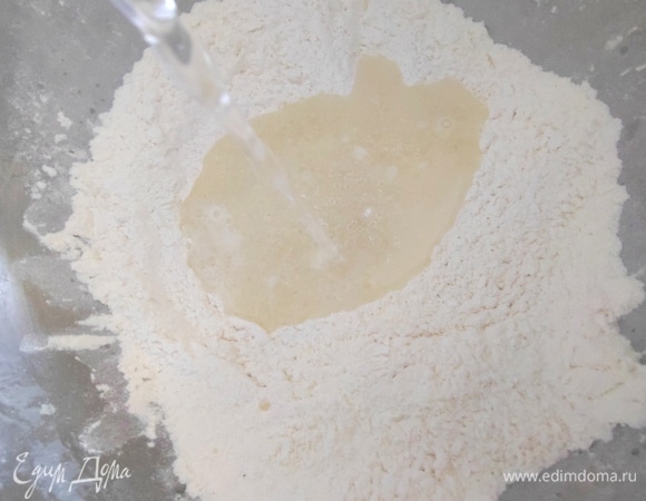 Влить воду в муку.