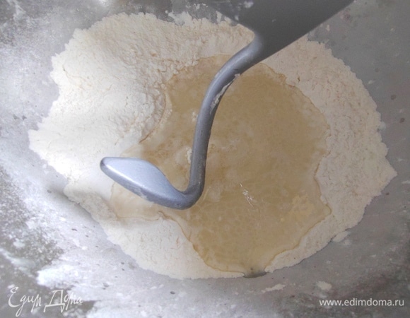 Замесить тесто тестомесом или руками.
