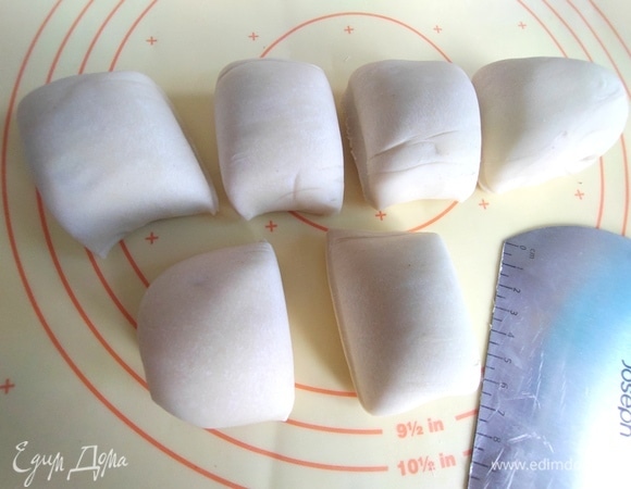 Затем вытянуть тесто в колбаску и нарезать на порции.