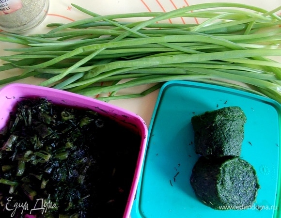 Для начинки взяла лук, шпинат и укроп.