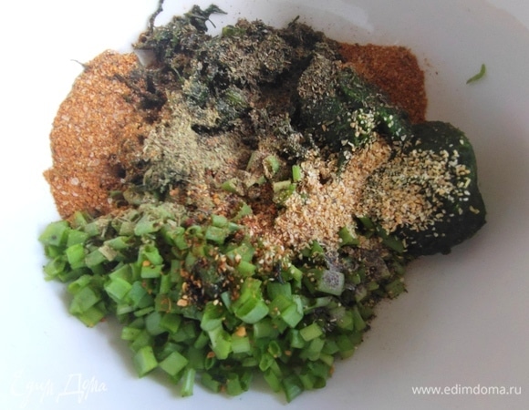 Нарезать лук и смешать все вместе.