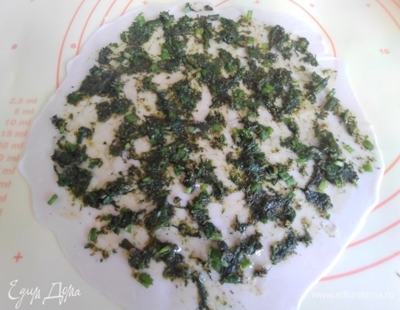 Размазать по тесту ложку начинки.