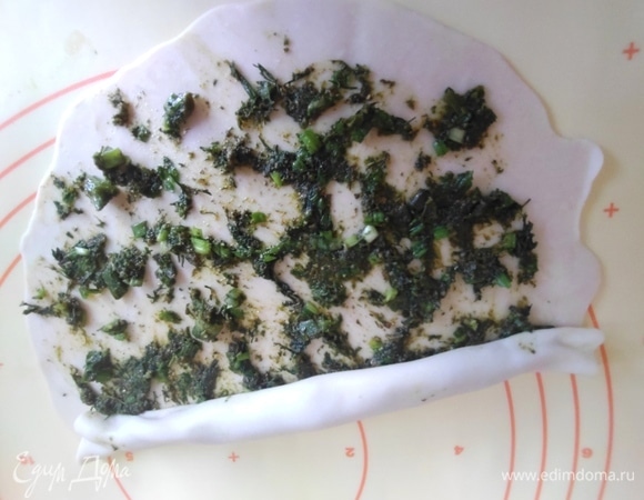 Свернуть в тонкий рулет.