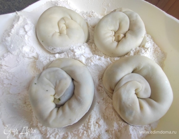 Обвалять в муке с двух сторон.