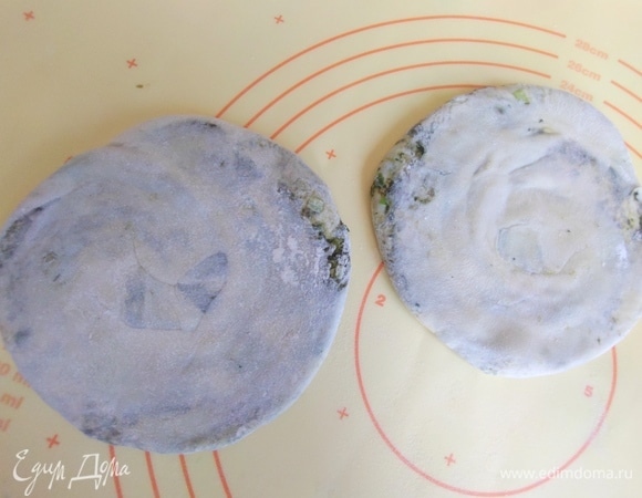 Раскатать в блин и посыпать тесто мукой.