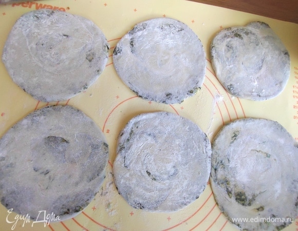 Тесто тонкое, может порваться, но это не страшно.