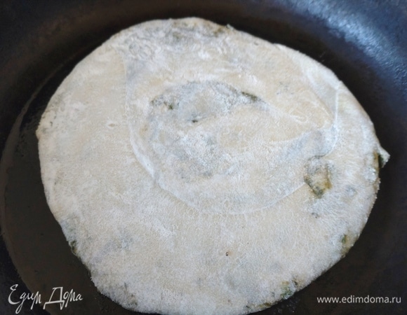 Нагреть сковороду, смазанную маслом и перенести на нее лепешку.