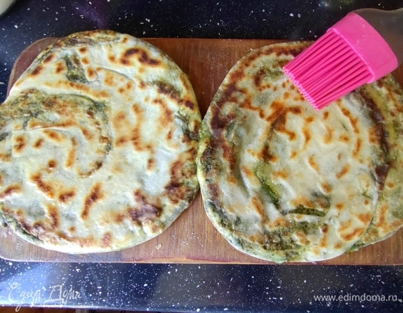 Снять со сковороды и промазать маслом (не в пост — сливочным).