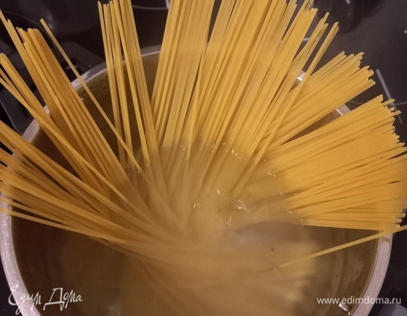 В подсоленную воду отправляем спагетти. Варить согласно инструкции на упаковке до состояния альденте, но можно продержать еще 2–3 минуты (по вкусу).