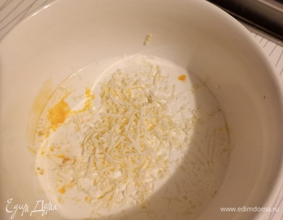 Два яйчных желтка смешиваем со сливками и тертым на мелкой терке сыром пармезан (можно использовать другой твердый сыр).