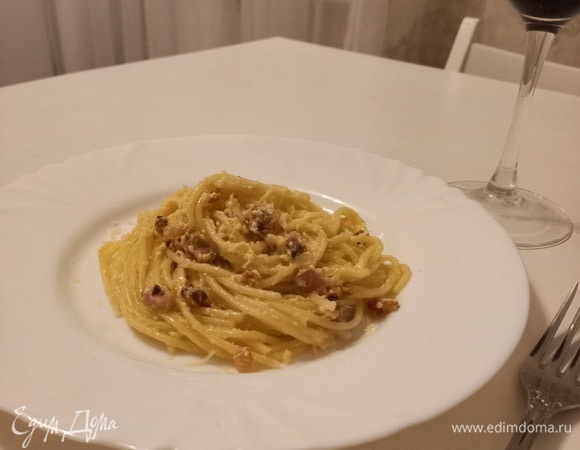 Готовое блюдо желательно подавать горячим и перед подачей добавить свежемолотый черный перец, а также потереть твердый сыр. Приятного аппетита!