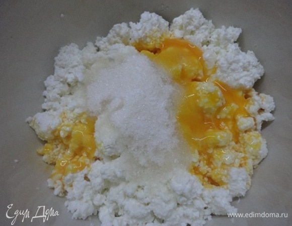 К творогу добавить соль, сахар, ванильный сахар (или ваниль по вкусу), желтки и с помощью погружного блендера пробить до однородной массы. Всыпать манную крупу, тщательно перемешать и оставить минимум на 30 минут для набухания крупы.