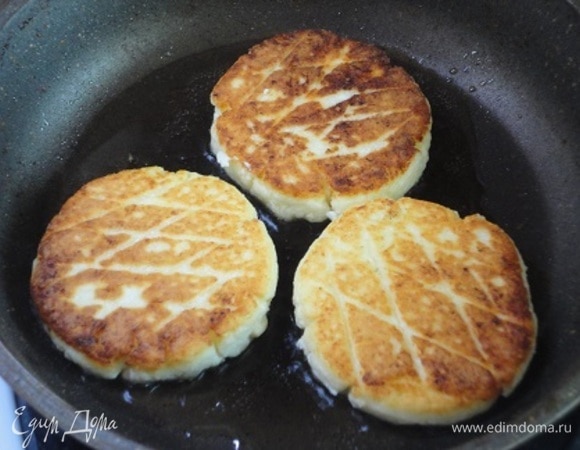 Жарить сырники на растительном масле при умеренном нагреве до золотистой корочки с двух сторон. Переложить в глубокую форму.