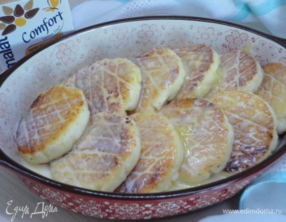 Для соуса соединить сметану, мед и сливочное масло и отправить на огонь подогреться до растворения кристаллов сахара. Теплым соусом залить сырники. 