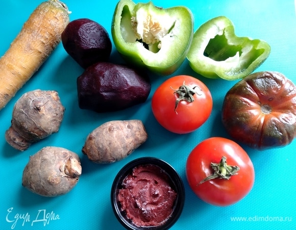 Подготовить овощи. Свекла была вареная, варю сразу на несколько блюд. Морковь купила желтую для разнообразия.