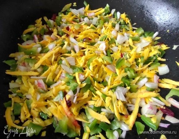 Обжарить морковь, паприку и лук.