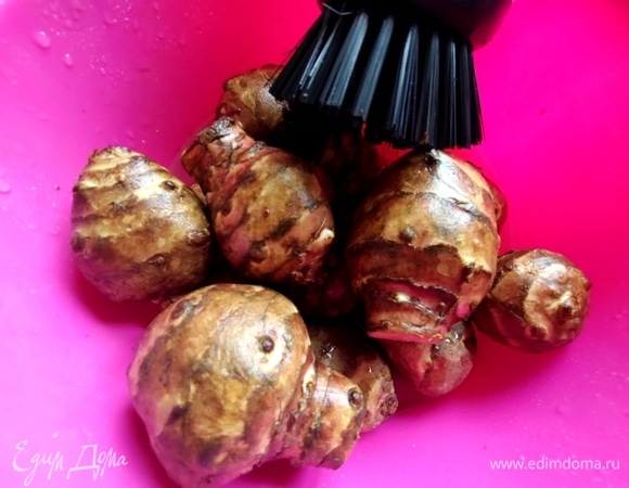 Топинамбур я использую вместе с полезной кожицей. Главное, хорошо почистить щеточкой для овощей. О пользе топинамбура знают диабетики, он очень полезен.