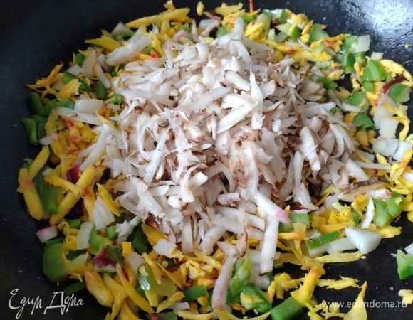 Отправить в сковороду с маслом.