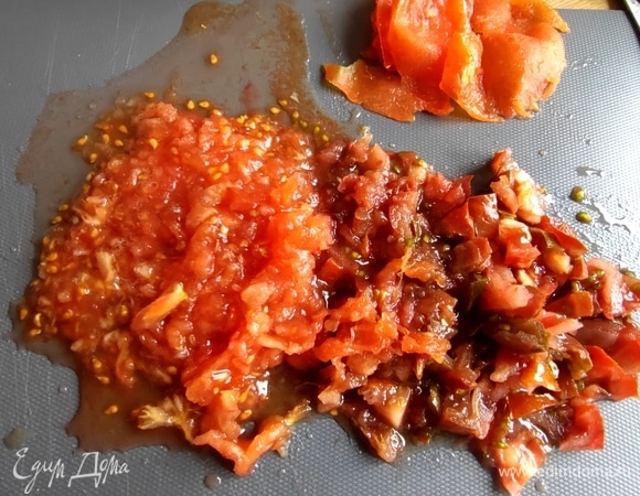 Пока овощи поджариваются слегка, ошпарить томаты или натереть и снять кожицу (или взять готовые из банки).