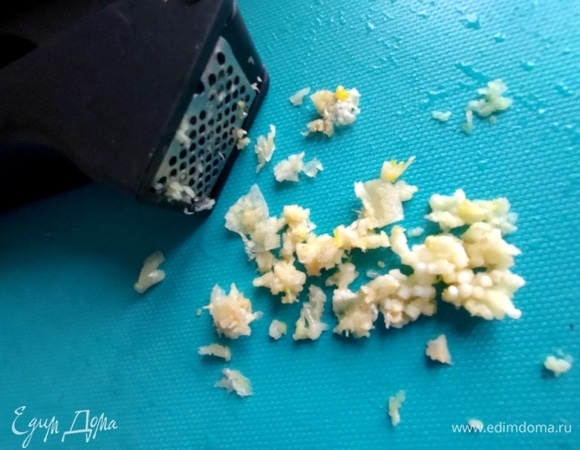 Выдавить чеснок.