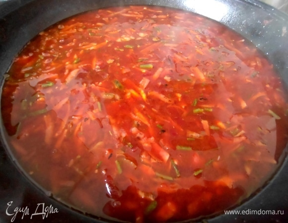 Накрыть крышкой и томить на небольшом огне. Выключить, добавить лимонный сок по желанию.