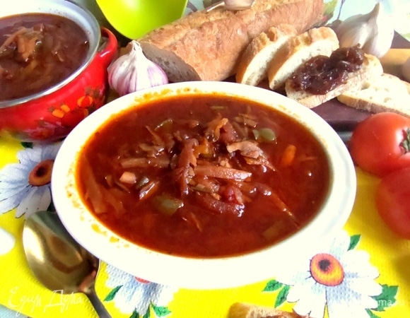 Готовый борщ подаем, посыпав зеленью, кто любит. Можно со сметаной.