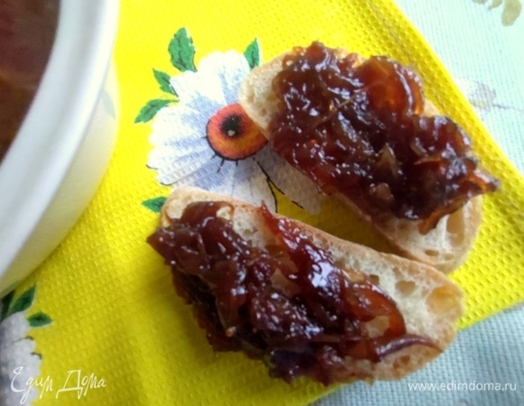 Я подала к борщу чиабатту с карамелизированным луком. Его еще гурманы называют луковый конфитюр.