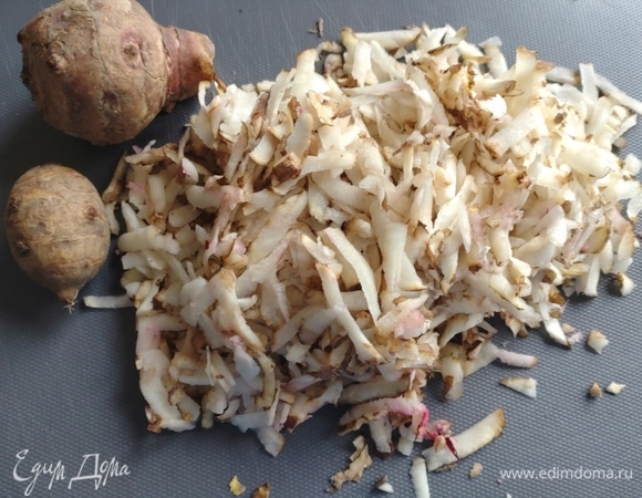 Натерла на мелкой терке, сбрызнула лимонным соком. Здесь на крупной, фото взяла из борща. Кстати, в таком виде можно добавить в салат.