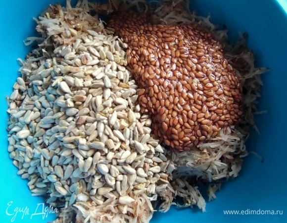 Добавила подсушенные семечки и запаренный лен.