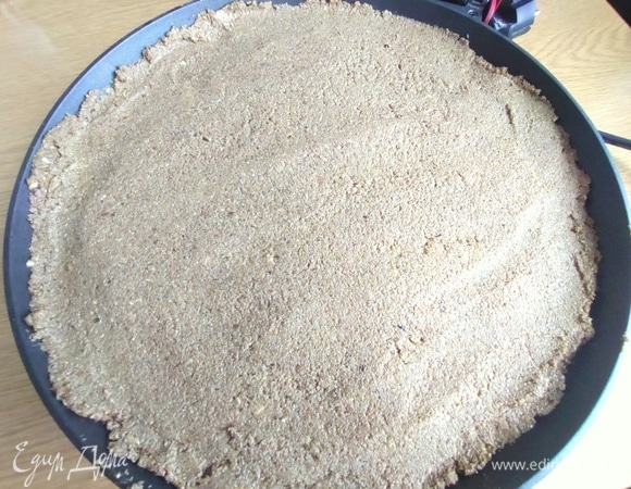 Массу распределить тонким слоем по форме на смазанном маслом пергаменте. Запечь в духовке. В топинамбуре много клетчатки, и после термообработки она сохраняется.