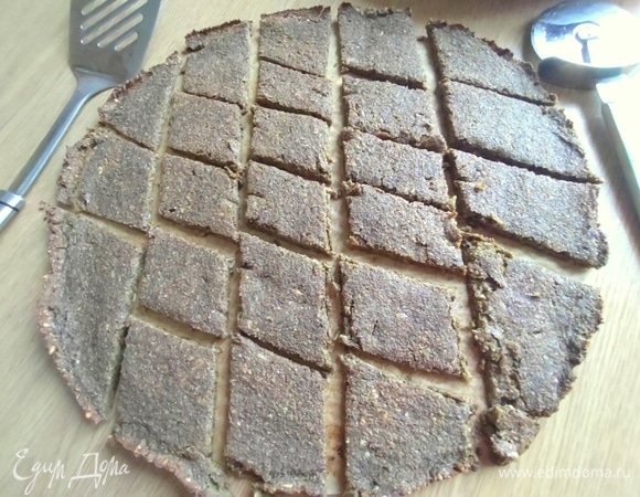 Остудить, нарезать на ромбы ножом для пиццы.