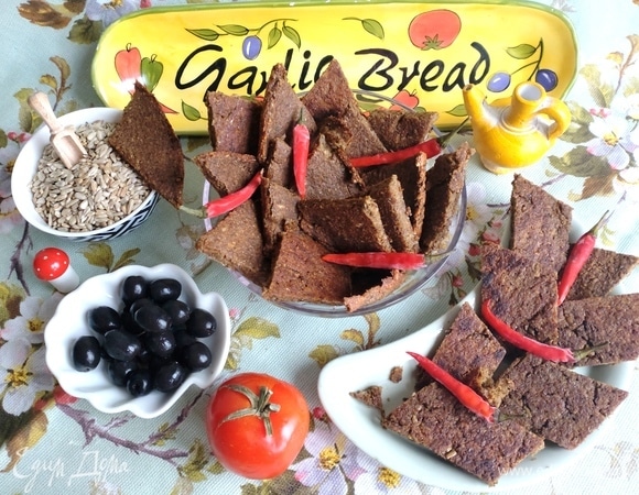 Я их оставила на столе ненакрытыми, чтобы подсохли, так как люблю слегка хрустящие. Если убрать в пакете в холодильник, останутся полумягкими, как любые лепешки.