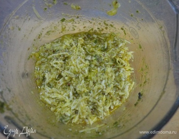 Для соуса миндаль, чеснок и базилик измельчить в блендере. Добавить оливковое масло и еще раз взбить. Добавить сыр, сок лимона, поперчить, посолить и хорошо перемешать.