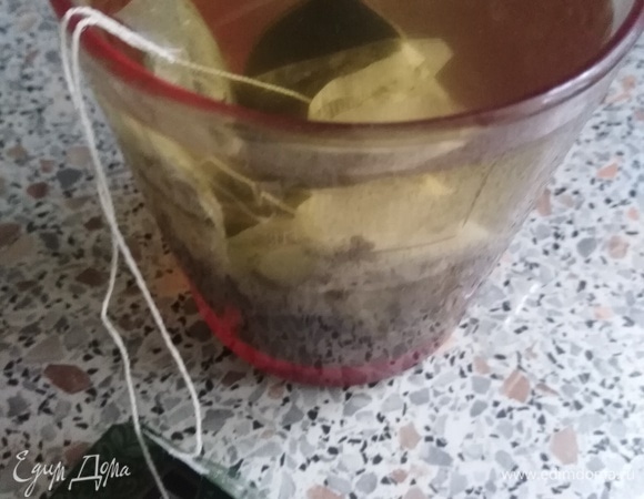 2 пакетика любого чая залить кипятком. У меня зеленый чай с клубникой. Остудить.