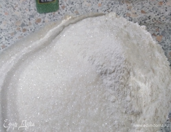 Сахар смешать с мукой.